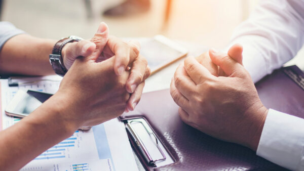 rece na stole wsrod dokumentow