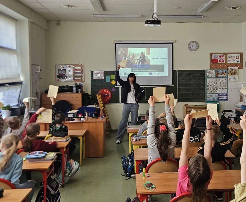 Na zdjęciu widzimy zajęcia w klasie lekcyjnej i zgłaszających się uczniów.