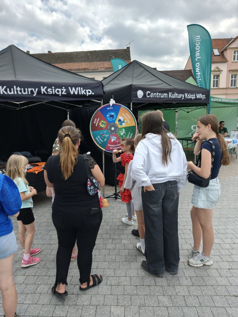 Stoisko WFOŚiGW wPoznaniu podczas Dnia Dziecka w Książu Wielkopolskim.