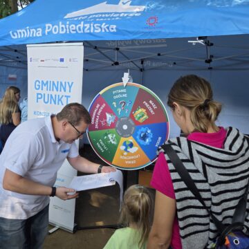 Na zdjęciu widzimy stoisko WFOŚiGW w Poznaniu, na którym udzielane są porady i prowadzona jest edukacja ekologiczna dzieci i młodzieży.