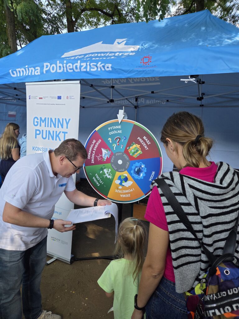 Na zdjęciu widzimy stoisko WFOŚiGW w Poznaniu, na którym udzielane są porady i prowadzona jest edukacja ekologiczna dzieci i młodzieży.